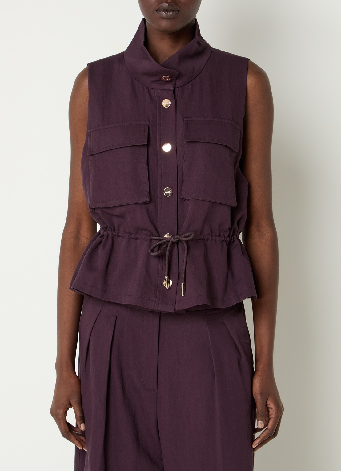 Aaiko Lena gilet met borstzakken en strikceintuur - detail aubergine