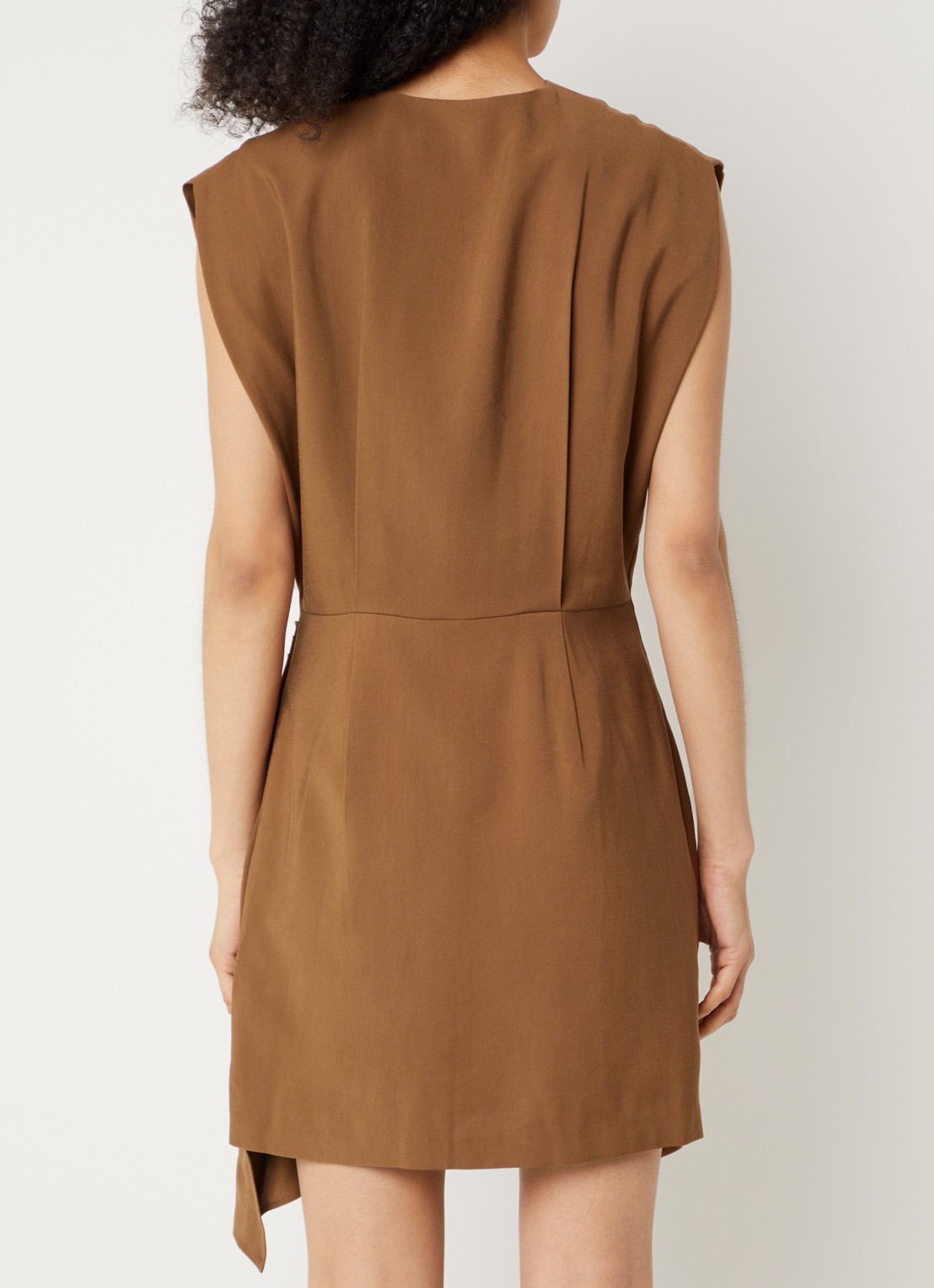 Aaiko Leny mini jurk met V-hals - achterkant hazelnootbruin