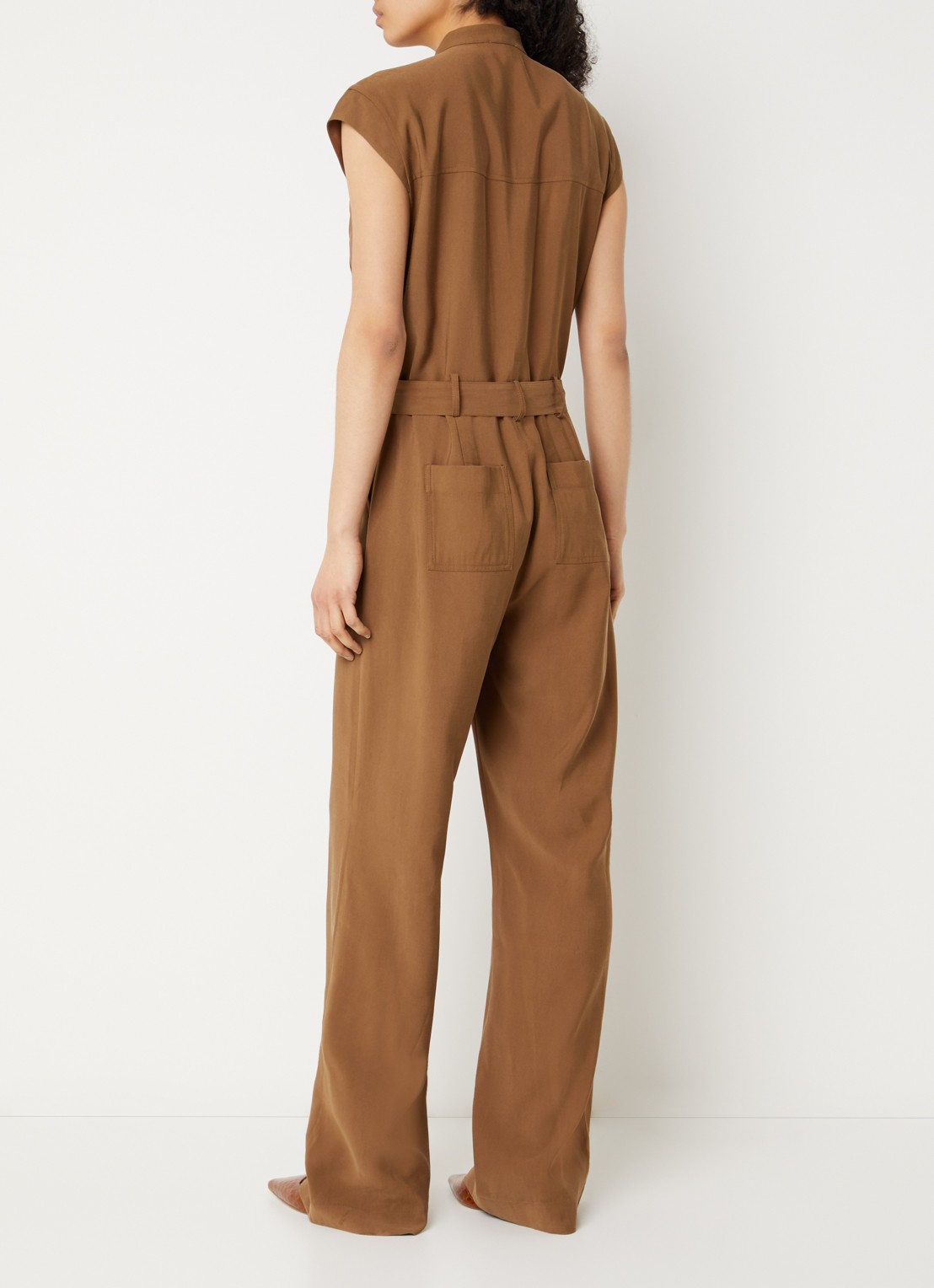 Aaiko Lisanna flared jumpsuit met strikceintuur - achterkant cognac