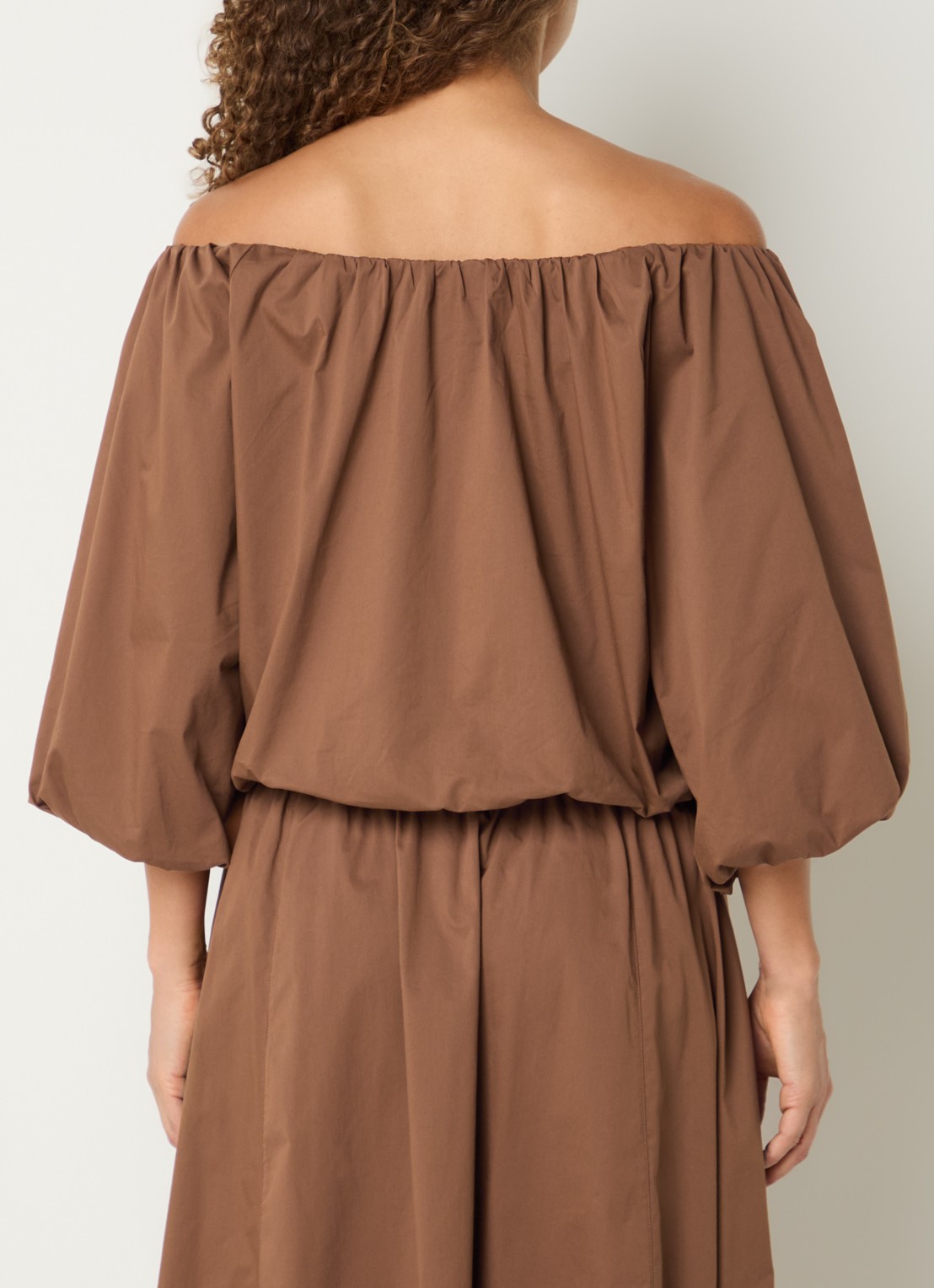 Aaiko Maddy Popline off shoulder top met pofmouw - achterkant hazelnootbruin