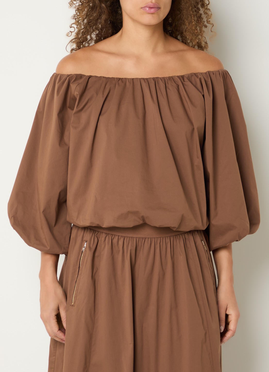 Aaiko Maddy Popline off shoulder top met pofmouw - detail 4 hazelnootbruin