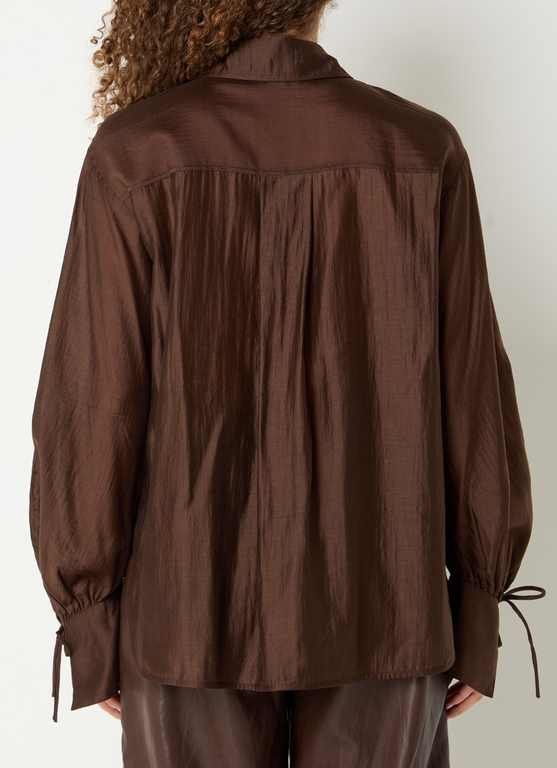 Aaiko Marel blouse met metallic finish - achterkant donkerbruin