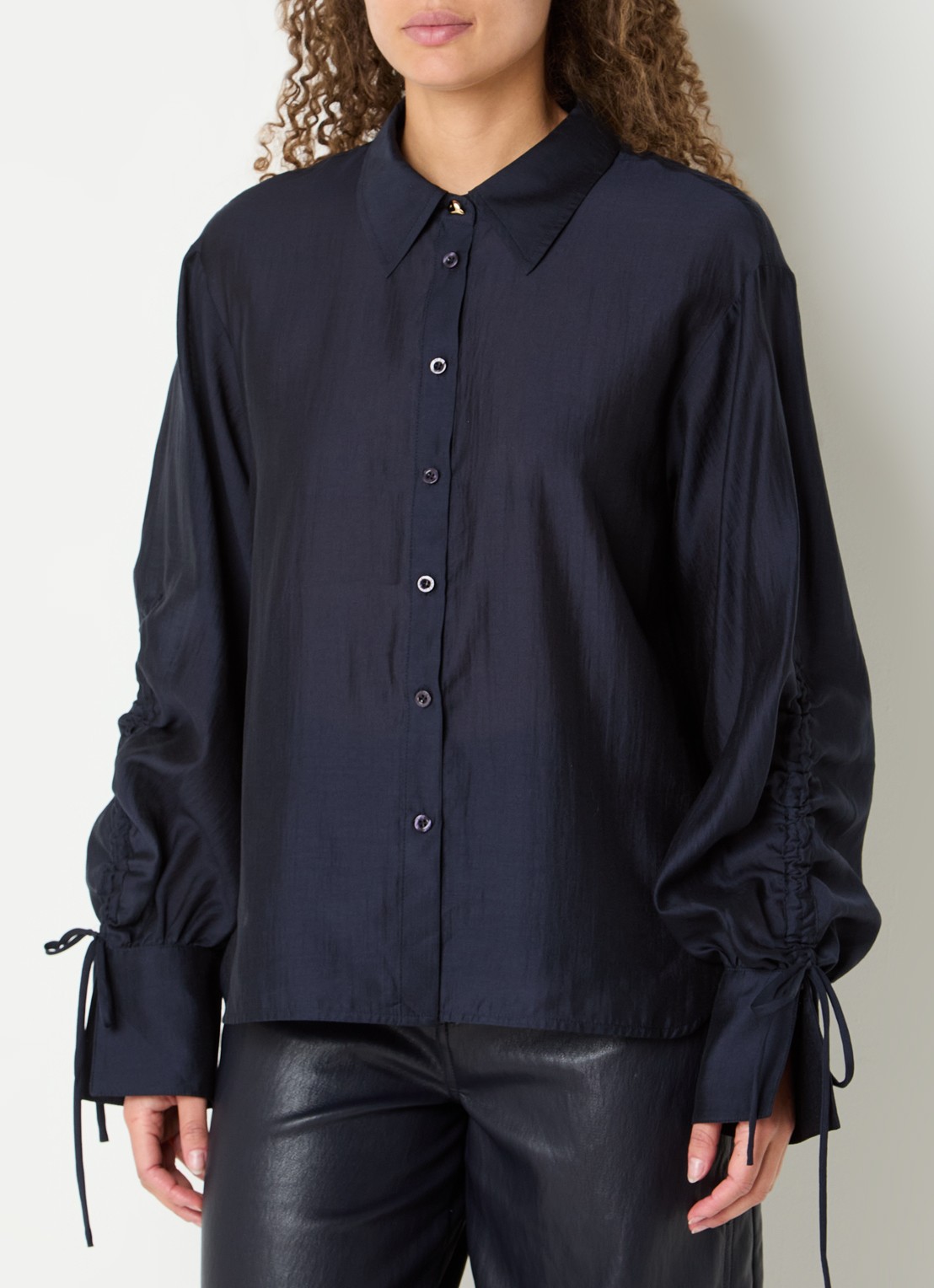 Aaiko Marel blouse met metallic finish - detail donkerblauw