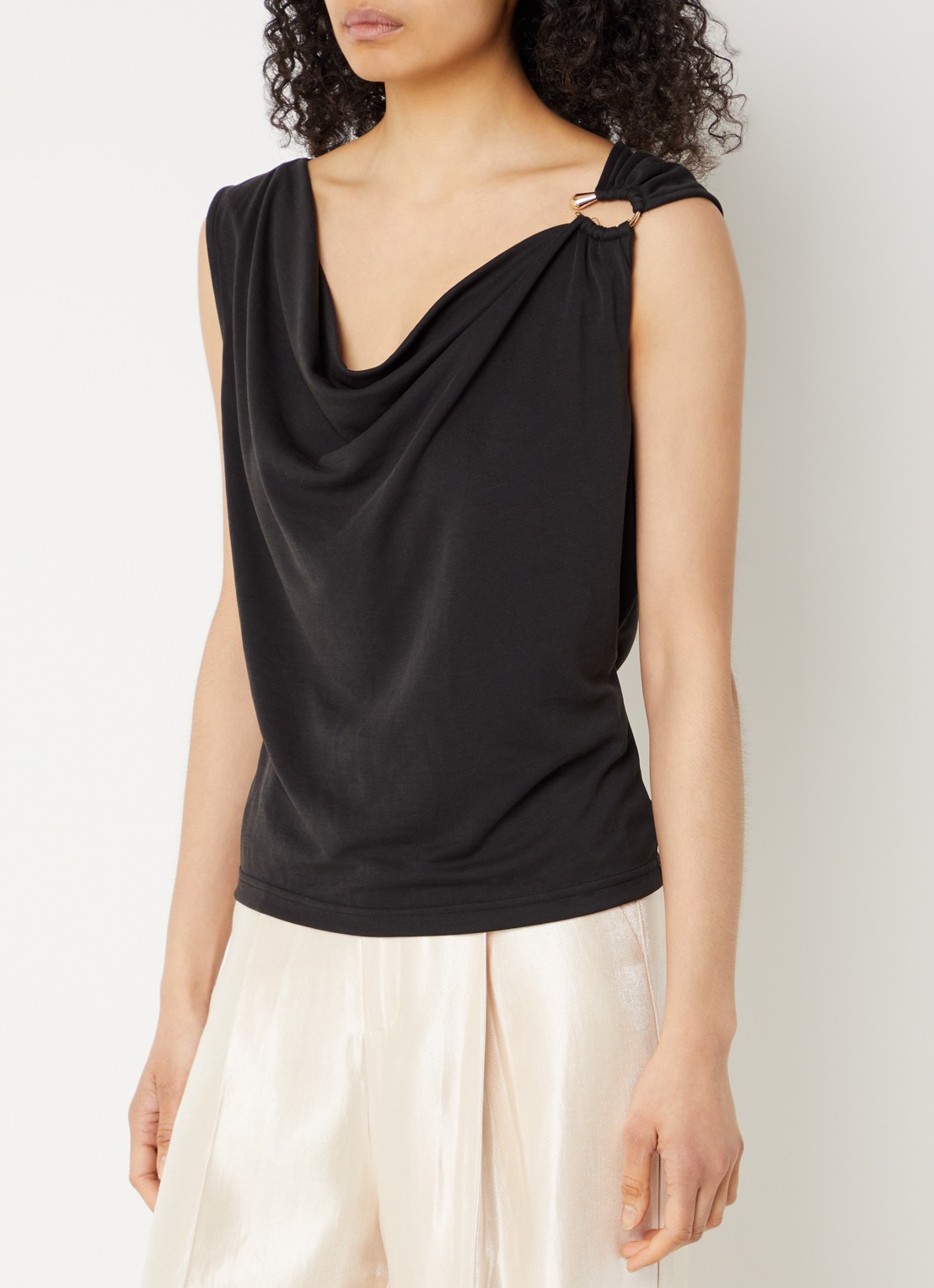 Aaiko Mouwloze top met watervalhals  - detail 4 zwart