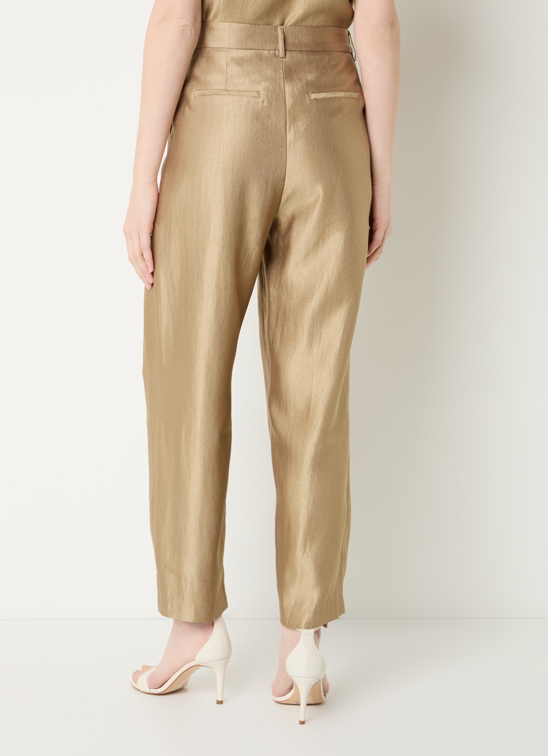Aaiko Natalya high waist loose fit pantalon met metallic finish - achterkant goud