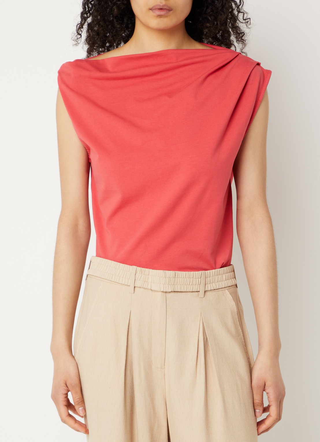 Aaiko Nola top met asymmetrische hals - detail 2 kersenrood