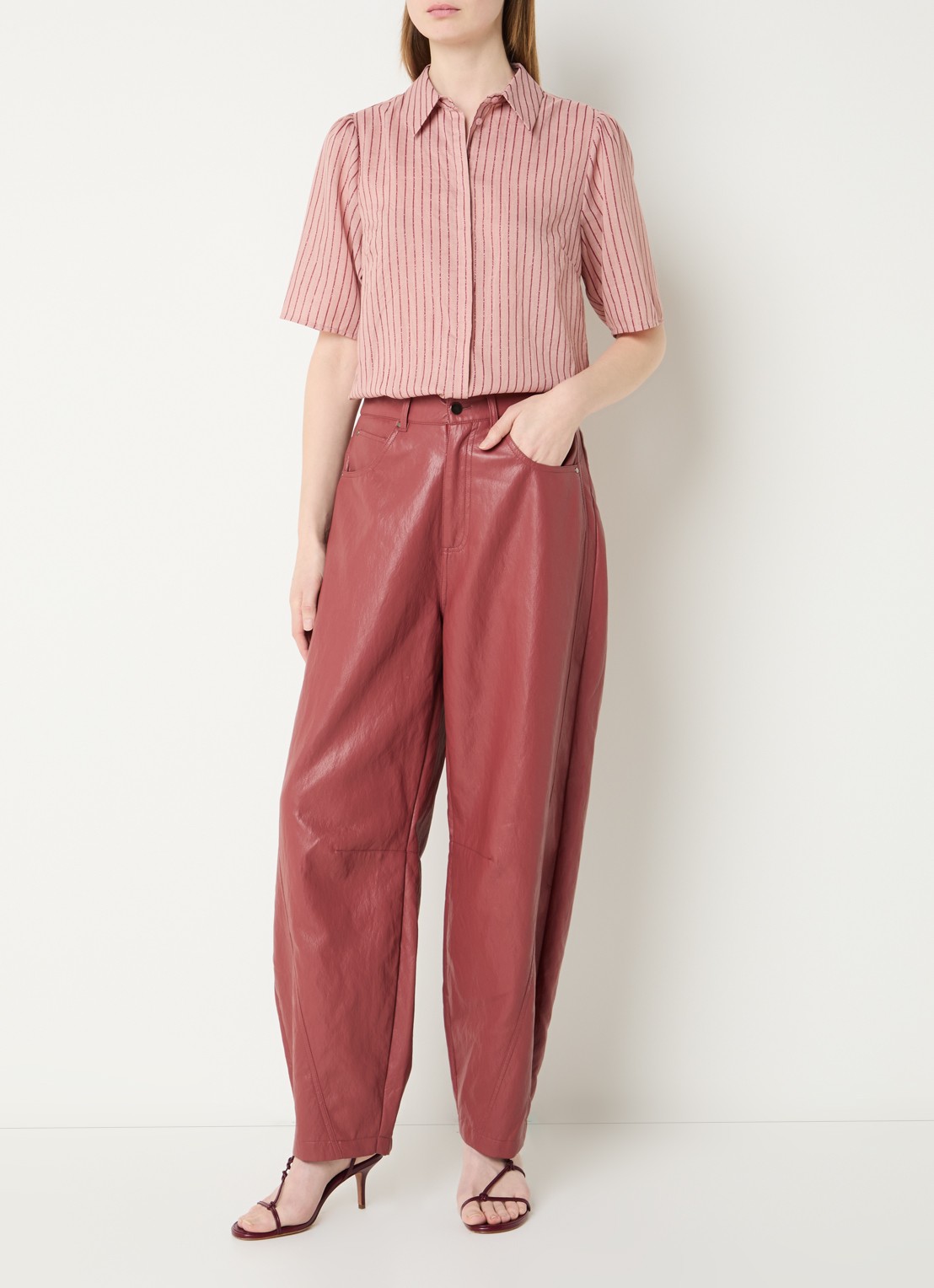 Aaiko Quin high waist balloon fit broek van imitatieleer - voorkant 3 steenrood