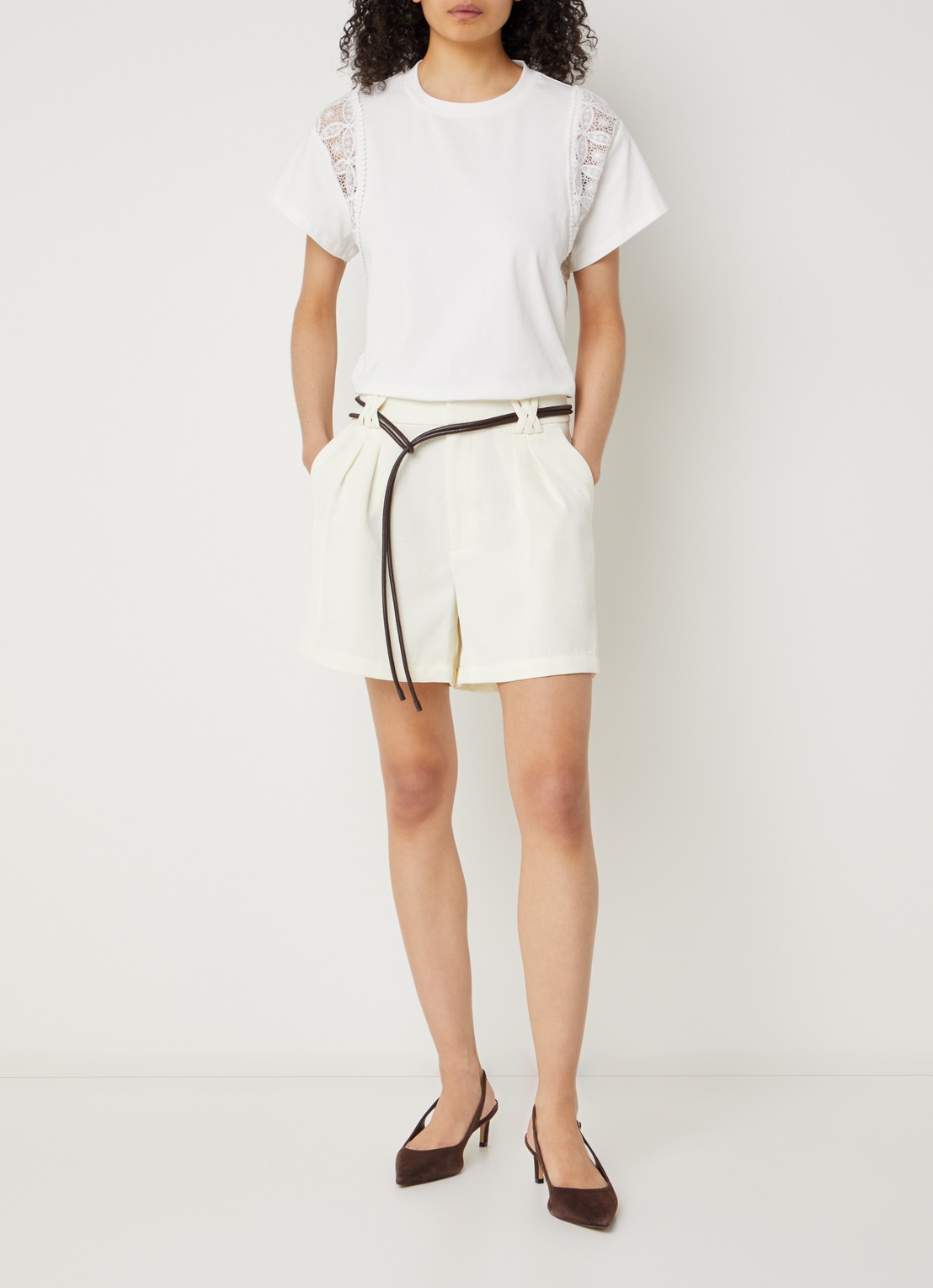 Aaiko Riska low waist loose fit korte broek met ceintuur - voorkant 2 ivoor