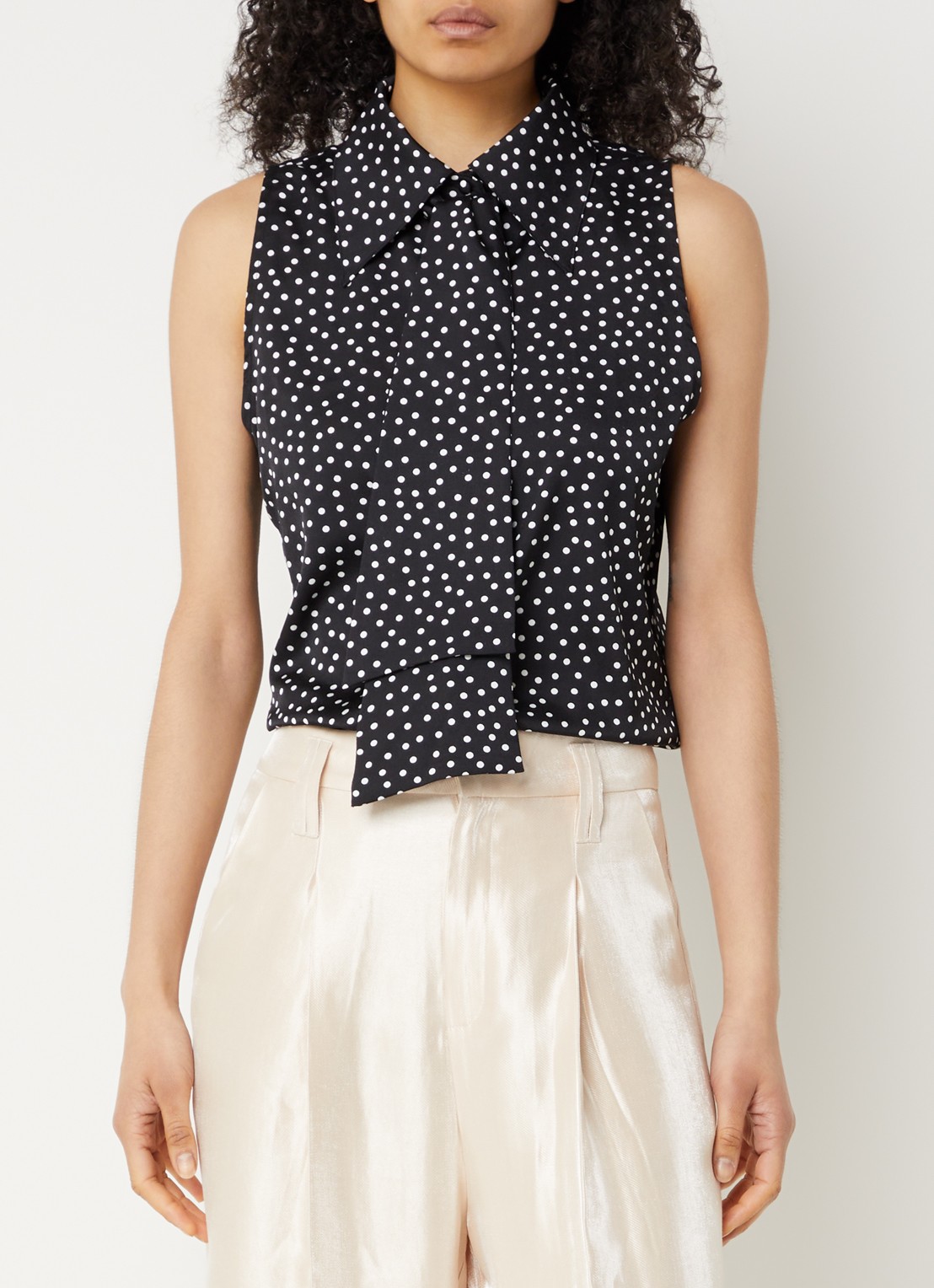 Aaiko Saran blouse met stippenprint en strikkraag - detail zwart