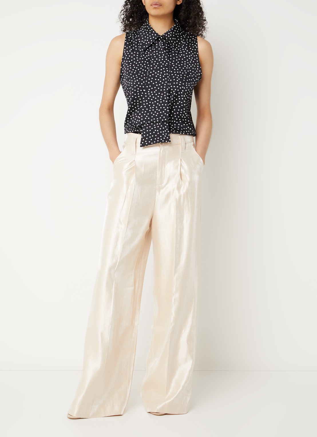 Aaiko Saran blouse met stippenprint en strikkraag - voorkant 3 zwart
