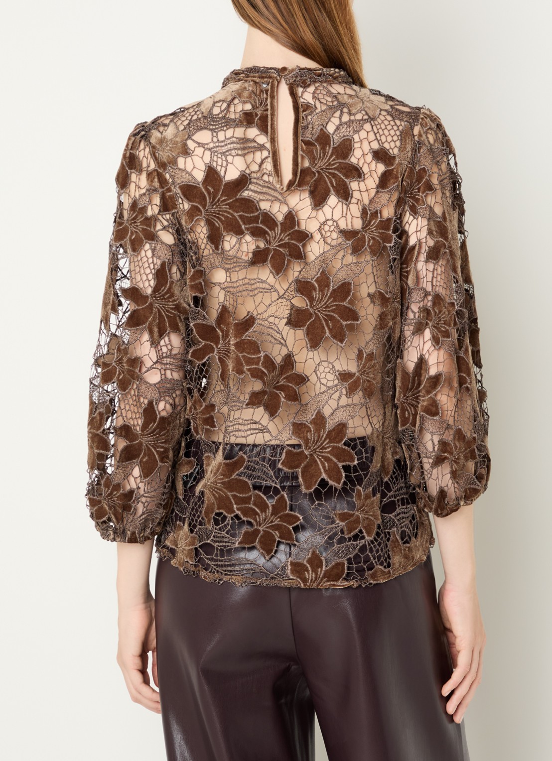 Aaiko Shaila semi-transparante top met opengewerkt dessin - achterkant 3 donkerbeige