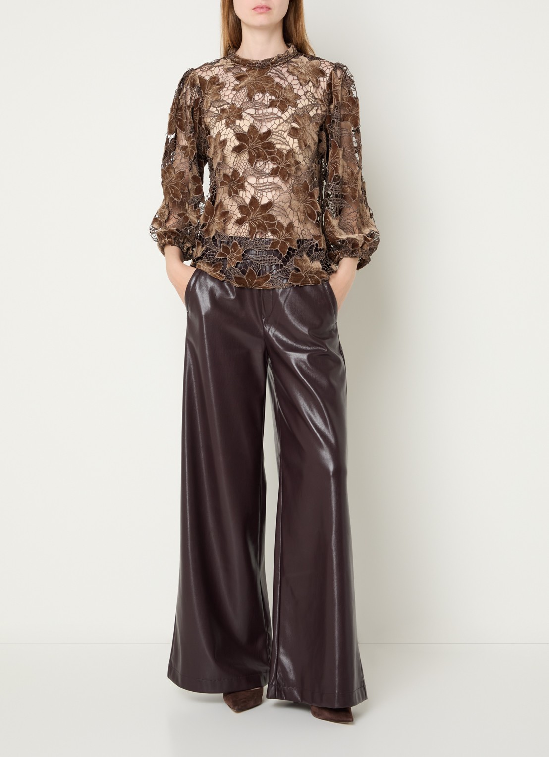 Aaiko Shaila semi-transparante top met opengewerkt dessin - voorkant 2 donkerbeige
