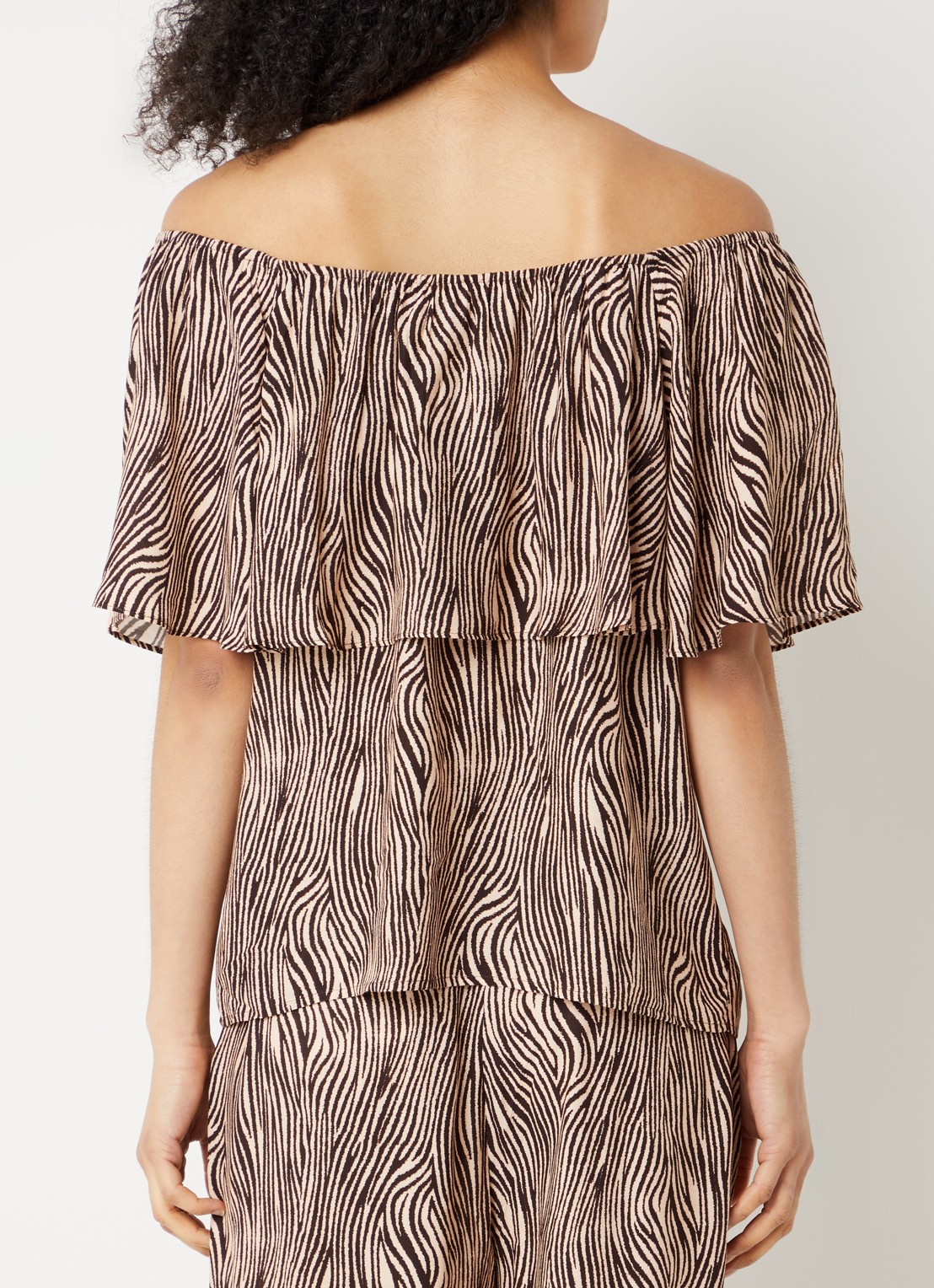 Aaiko Tiana off shoulder top met print - achterkant 3 hazelnootbruin