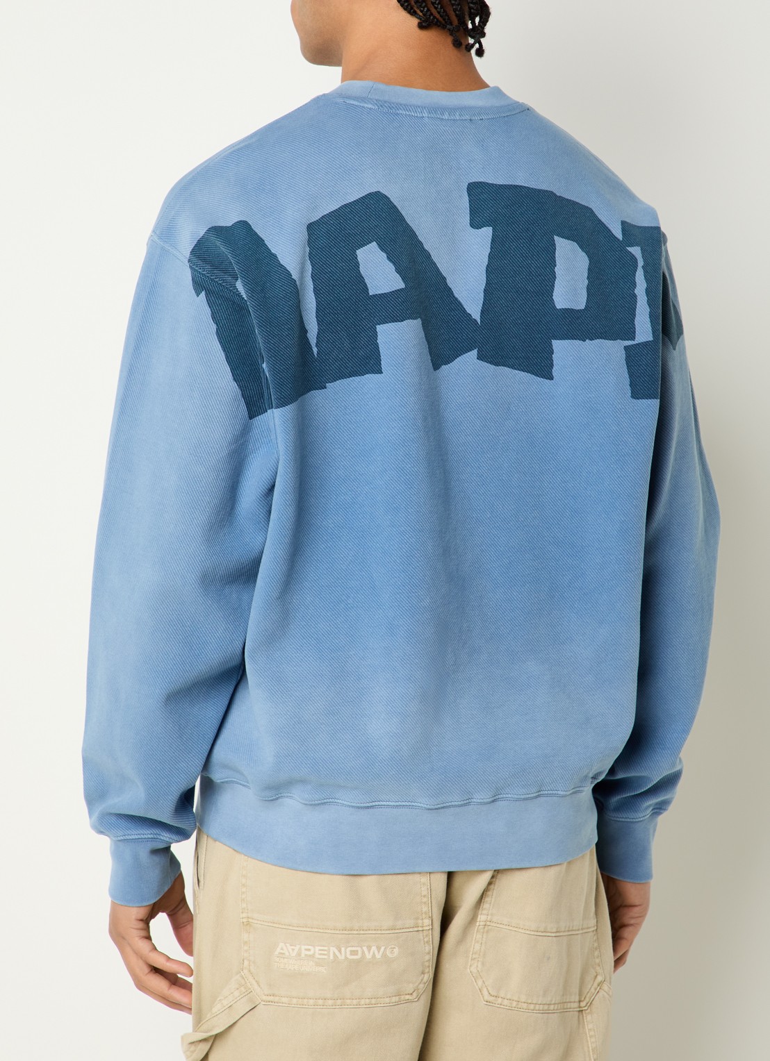 Aape Sweater met logo- en backprint - detail indigo