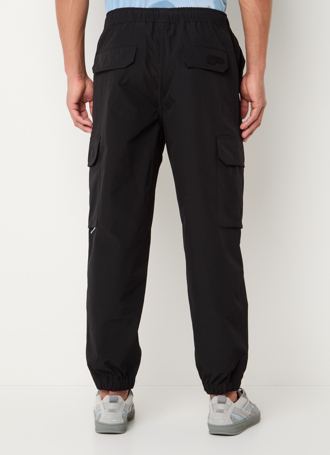 Aape Tapered fit cargobroek met klepzakken - achterkant zwart