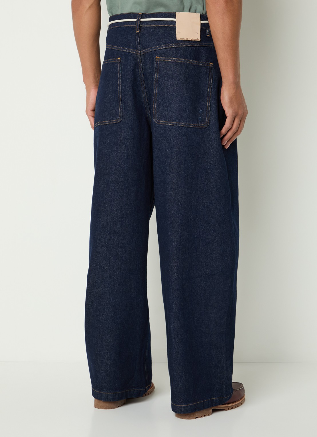 about:blank Loose fit jeans met strikceintuur en donkere wassing - achterkant 3 indigo