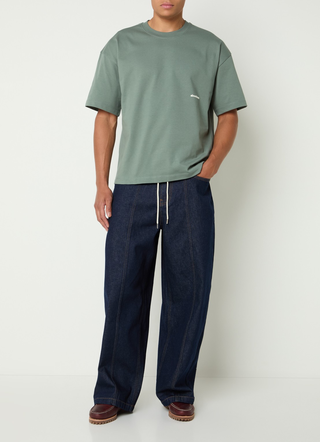 about:blank Loose fit jeans met strikceintuur en donkere wassing - voorkant 2 indigo