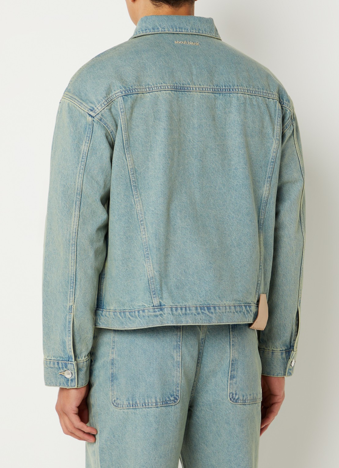 about:blank Spijkerjas met steekzakken - achterkant indigo