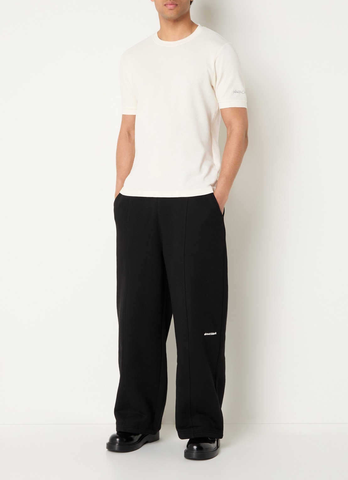 about:blank Wide fit broek met logo en steekzakken - voorkant 5 zwart