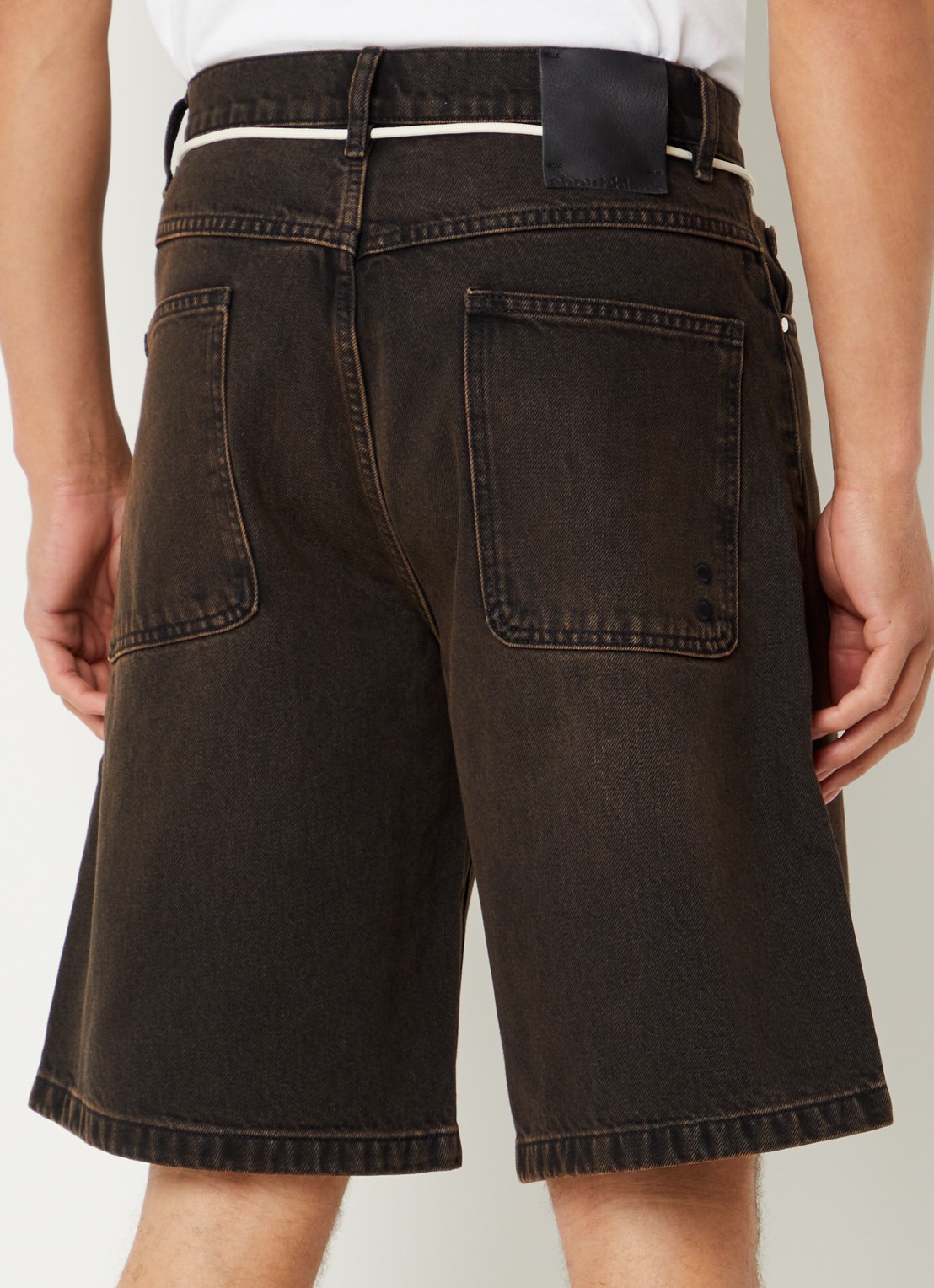 about:blank Wide fit korte broek van denim met verwassen afwerking - achterkant donkerbruin