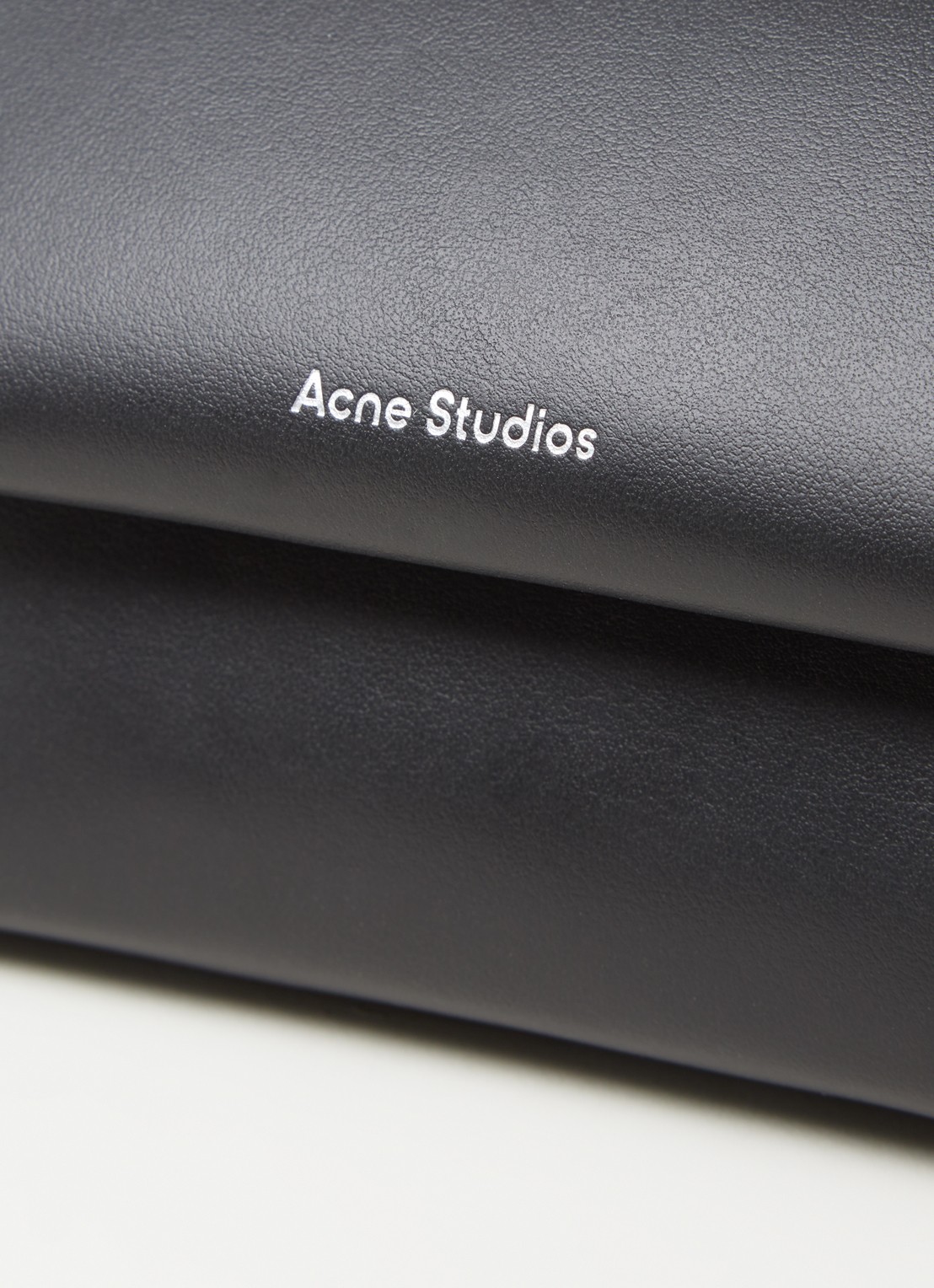 Acne Studios Alexandra Large crossbodytas van leer - detail 4 zwart