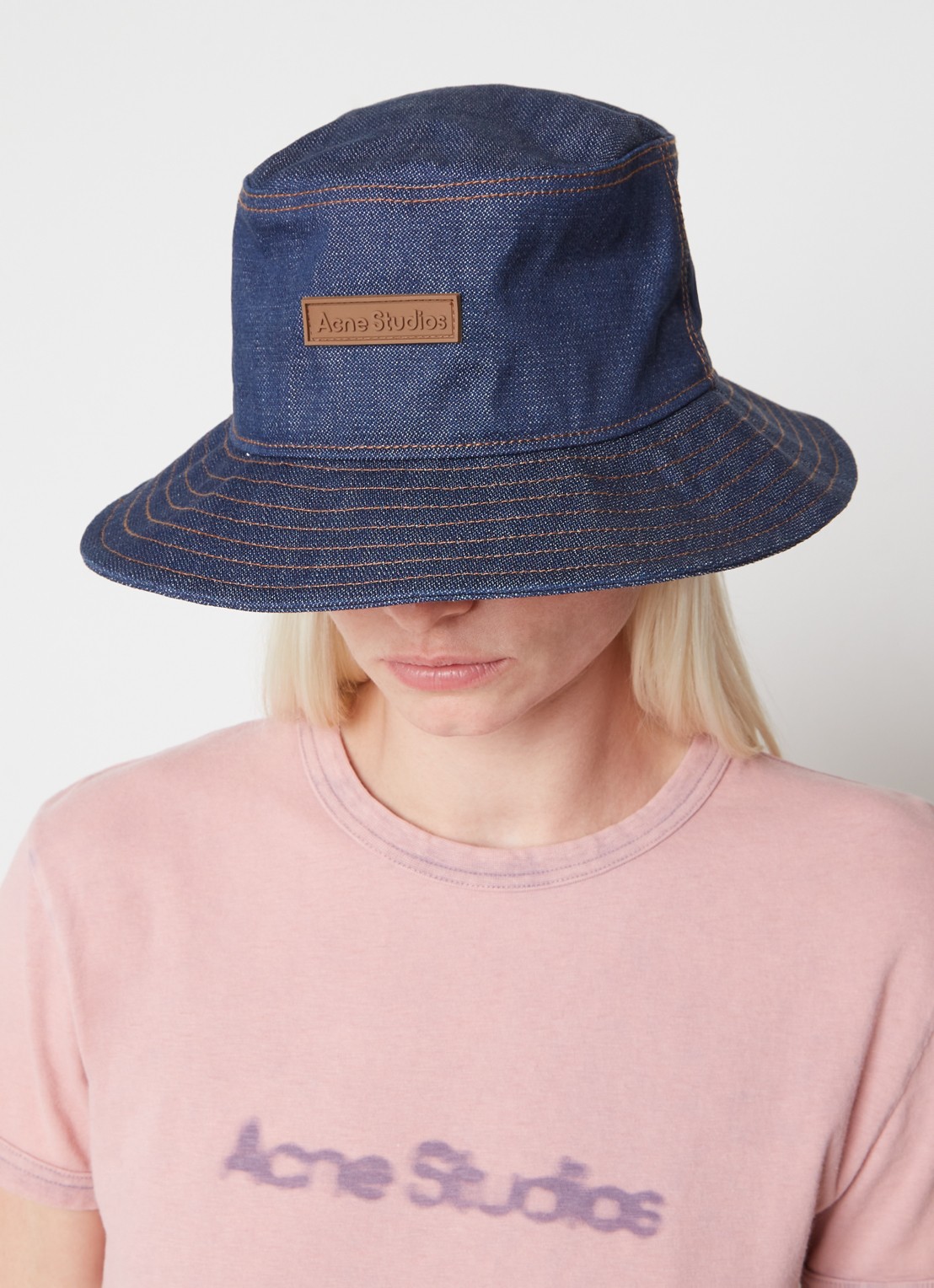 Acne Studios Bucket hoed van denim met logo - voorkant 2 indigo