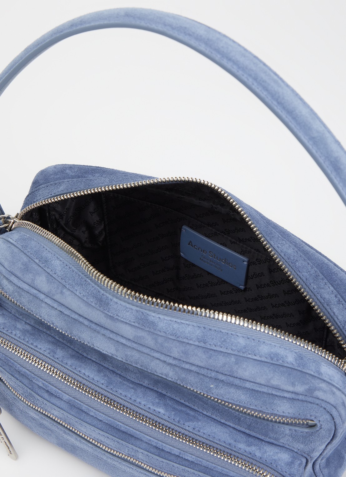 Acne Studios Camero schoudertas van suède met afneembare schouderriem - detail 2 lichtblauw