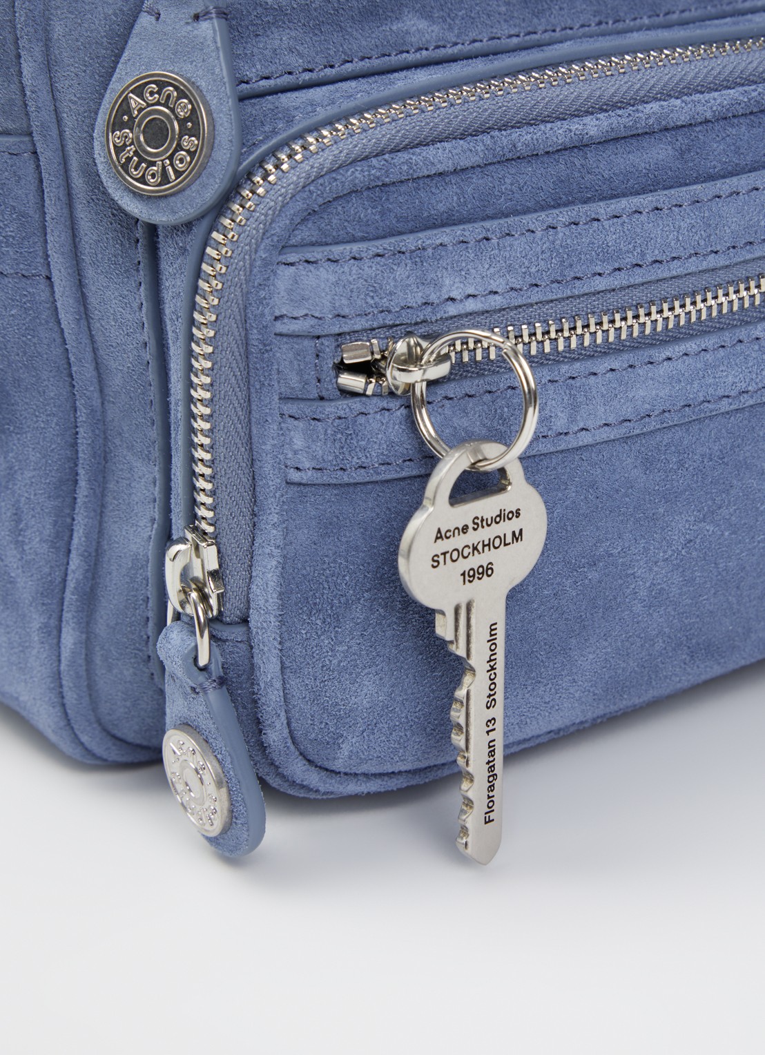 Acne Studios Camero schoudertas van suède met afneembare schouderriem - detail 5 lichtblauw
