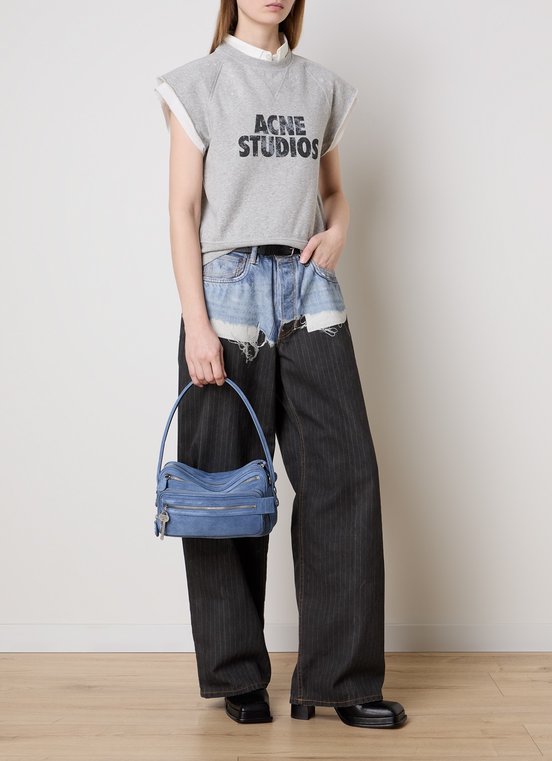Acne Studios Camero schoudertas van suède met afneembare schouderriem - voorkant 8 lichtblauw