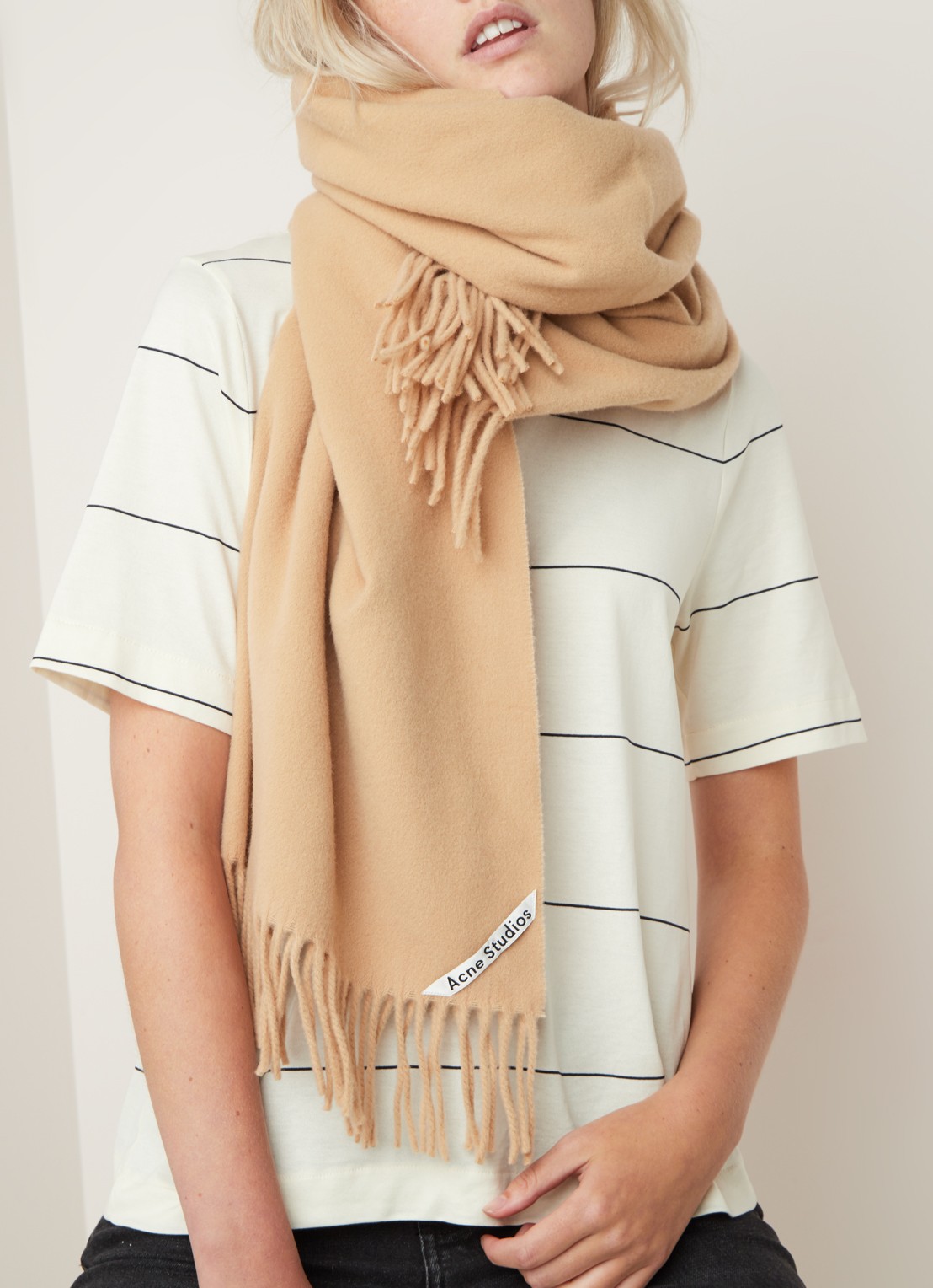 Acne Studios Canada sjaal van wol 200 x 70 cm - voorkant 3 camel