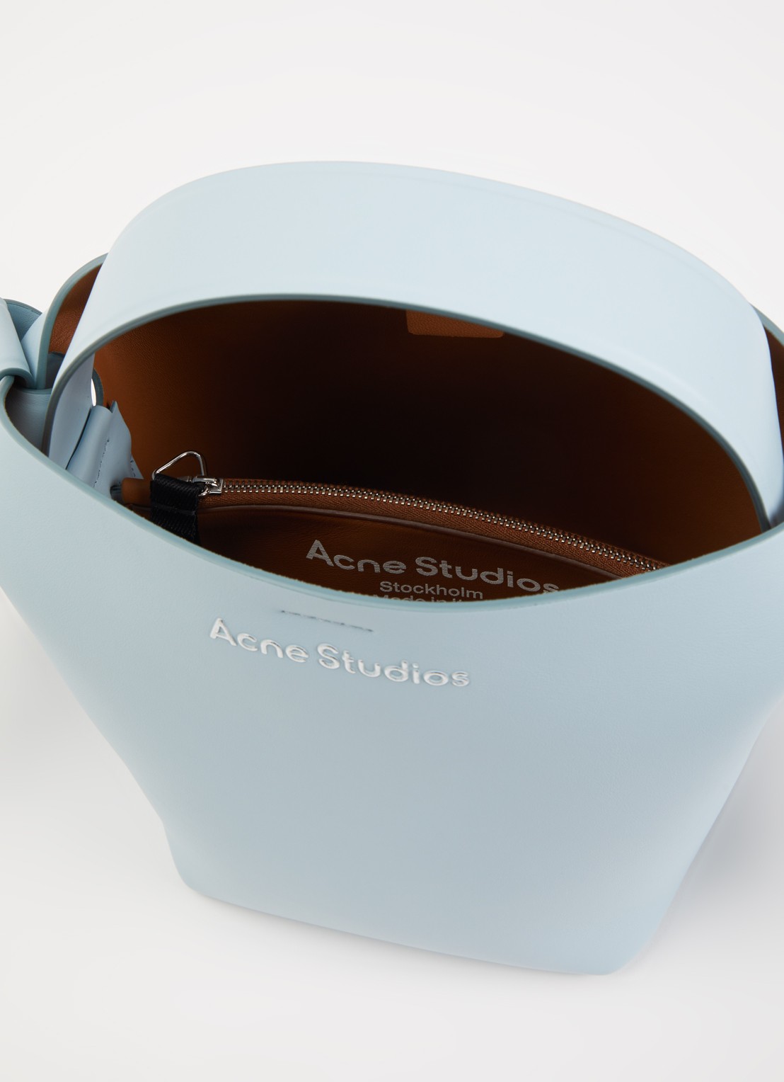 Acne Studios Crossbodytas van kalfsleer met afneembare schouderriem - detail 3 lichtblauw