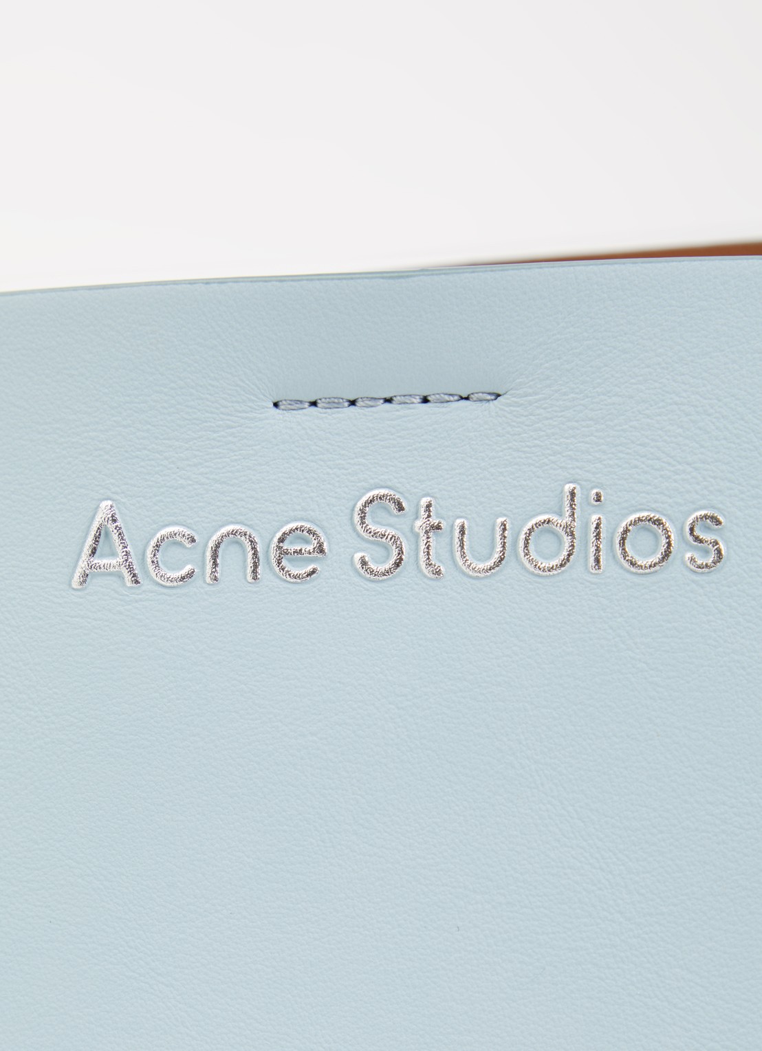 Acne Studios Crossbodytas van kalfsleer met afneembare schouderriem - detail 5 lichtblauw