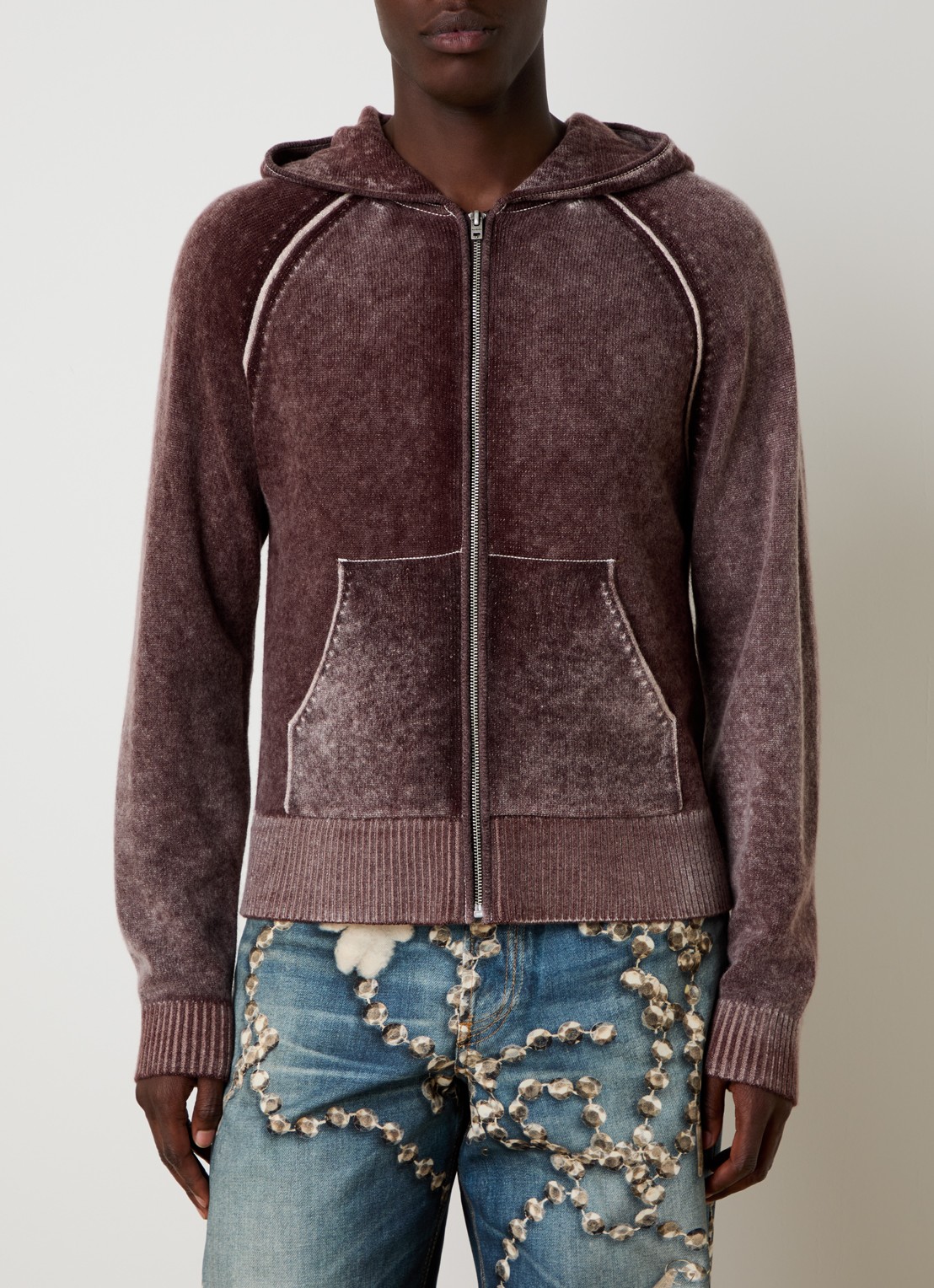 Acne Studios Fijngebreid vest in kasjmierblend met verwassen afwerking en capuchon - detail 4 kastanjebruin