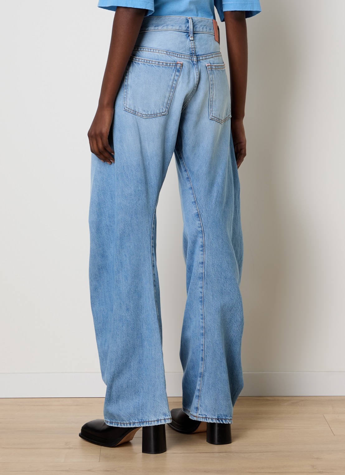 Acne Studios High waist balloon fit jeans met lichte wassing - achterkant indigo