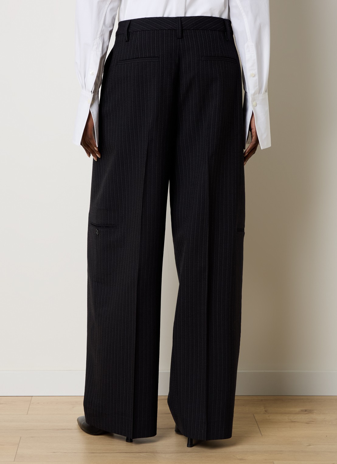 Acne Studios High waist wide fit pantalon in wolblend met krijtstreep - achterkant zwart