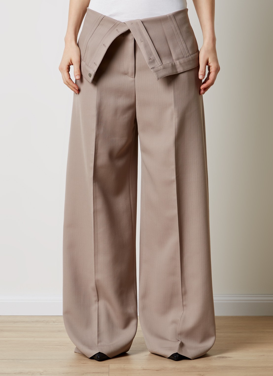 Acne Studios High waist wide fit pantalon in wolblend met overslag - detail 2 beige