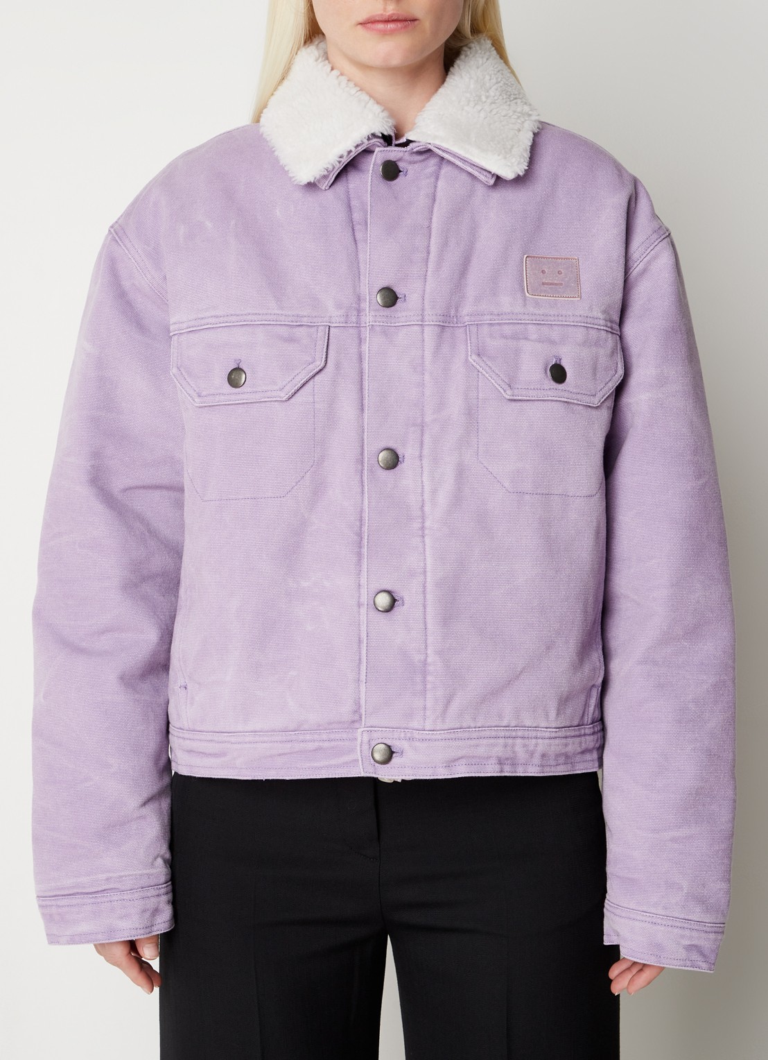 Acne Studios Jack met imitatiebontkraag en klepzakken - achterkant paars