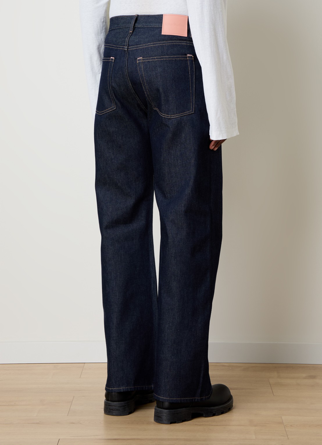 Acne Studios Loose fit jeans met donkere wassing en steekzakken - achterkant indigo