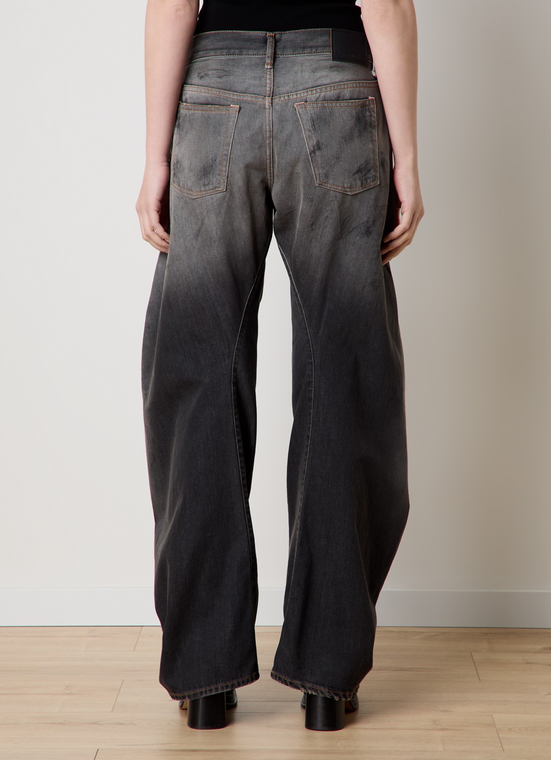 Acne Studios Mid waist loose fit jeans met gekleurde wassing - achterkant 3 zwart