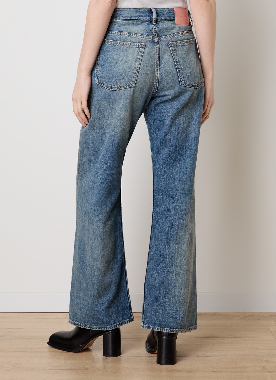 Acne Studios Mid waist wide fit jeans met gekleurde wassing - achterkant indigo
