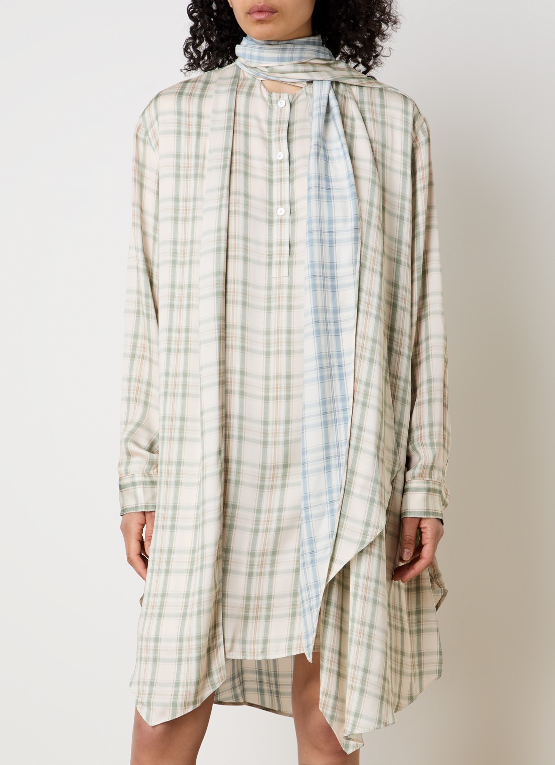 Acne Studios Midi tuniekjurk met ruitdessin en sjaalkraag - detail 4 beige