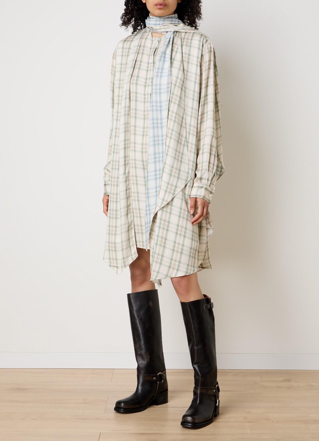 Acne Studios Midi tuniekjurk met ruitdessin en sjaalkraag - voorkant 2 beige