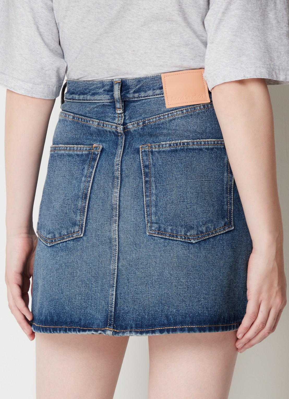 Acne Studios Mini spijkerrok met steekzakken - achterkant indigo