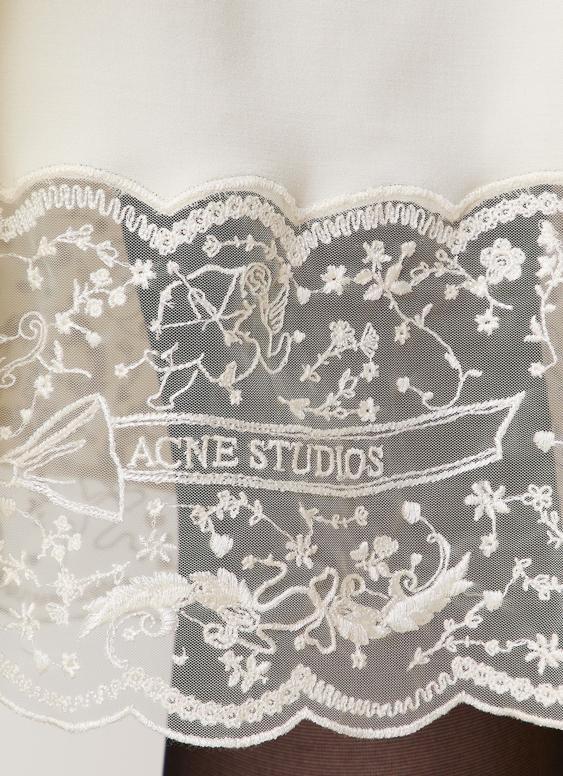 Acne Studios Minirok van satijn met details van kant - detail 2 gebroken wit