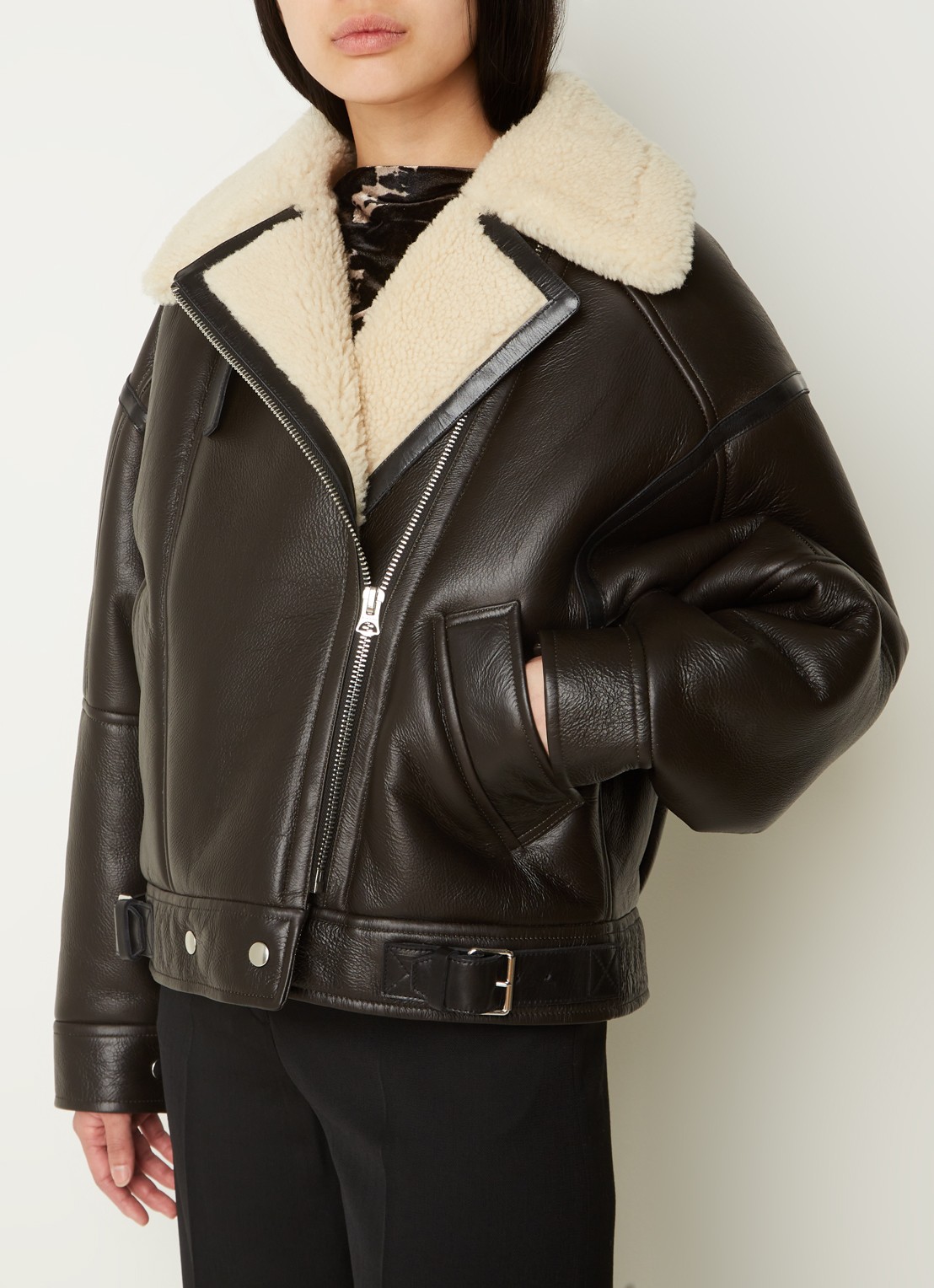 Acne Studios Oversized lammy coat van lamsleer met teddy kraag    - detail donkerbruin