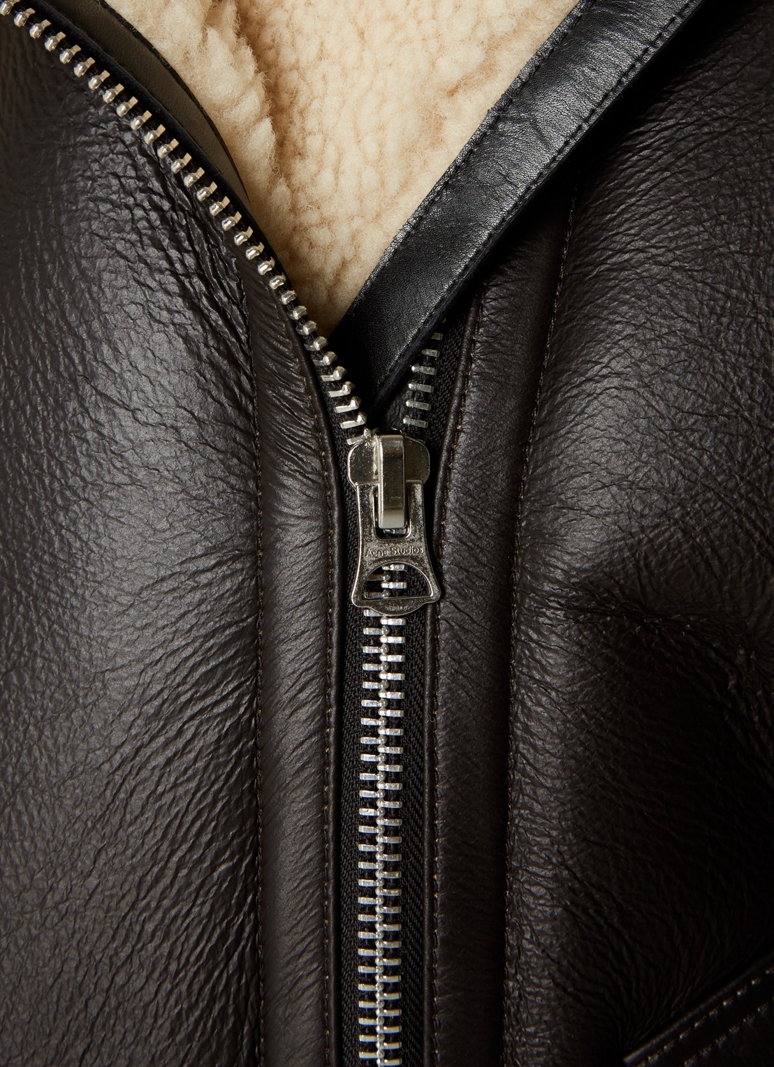 Acne Studios Oversized lammy coat van lamsleer met teddy kraag    - detail 2 donkerbruin