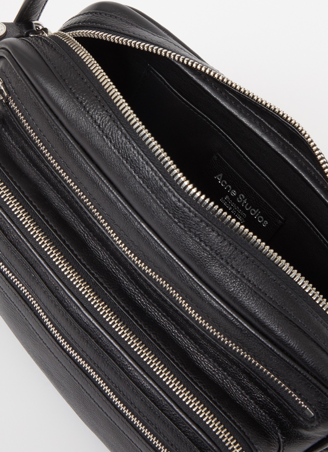 Acne Studios Schoudertas van kalfsleer met afneembare schouderriem - detail zwart