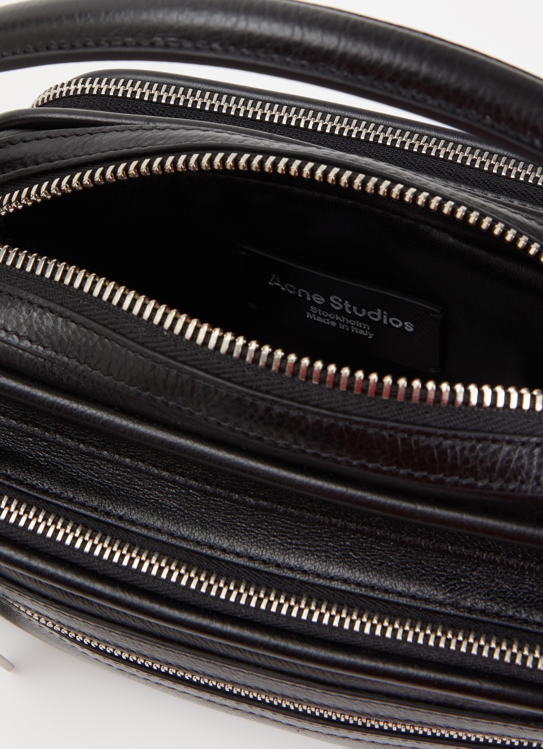 Acne Studios Schoudertas van kalfsleer met afneembare schouderriem - detail zwart