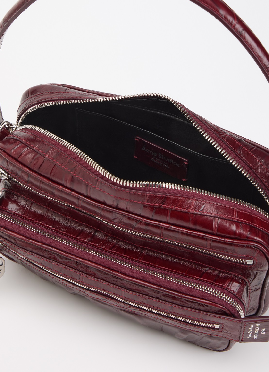 Acne Studios Schoudertas van kalfsleer met crocostructuur en afneembare schouderriem - detail bordeauxrood