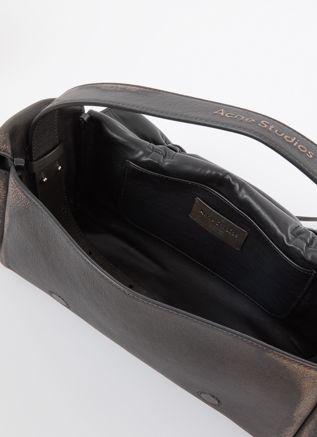 Acne Studios Schoudertas van kalfsleer met verwassen afwerking - detail 4 donkerbruin